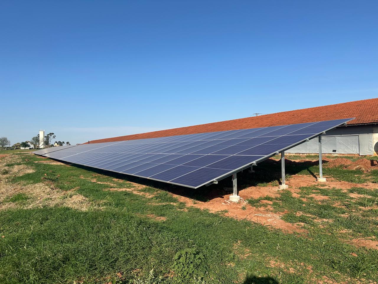Estrutura metálica com módulos solares instalados
