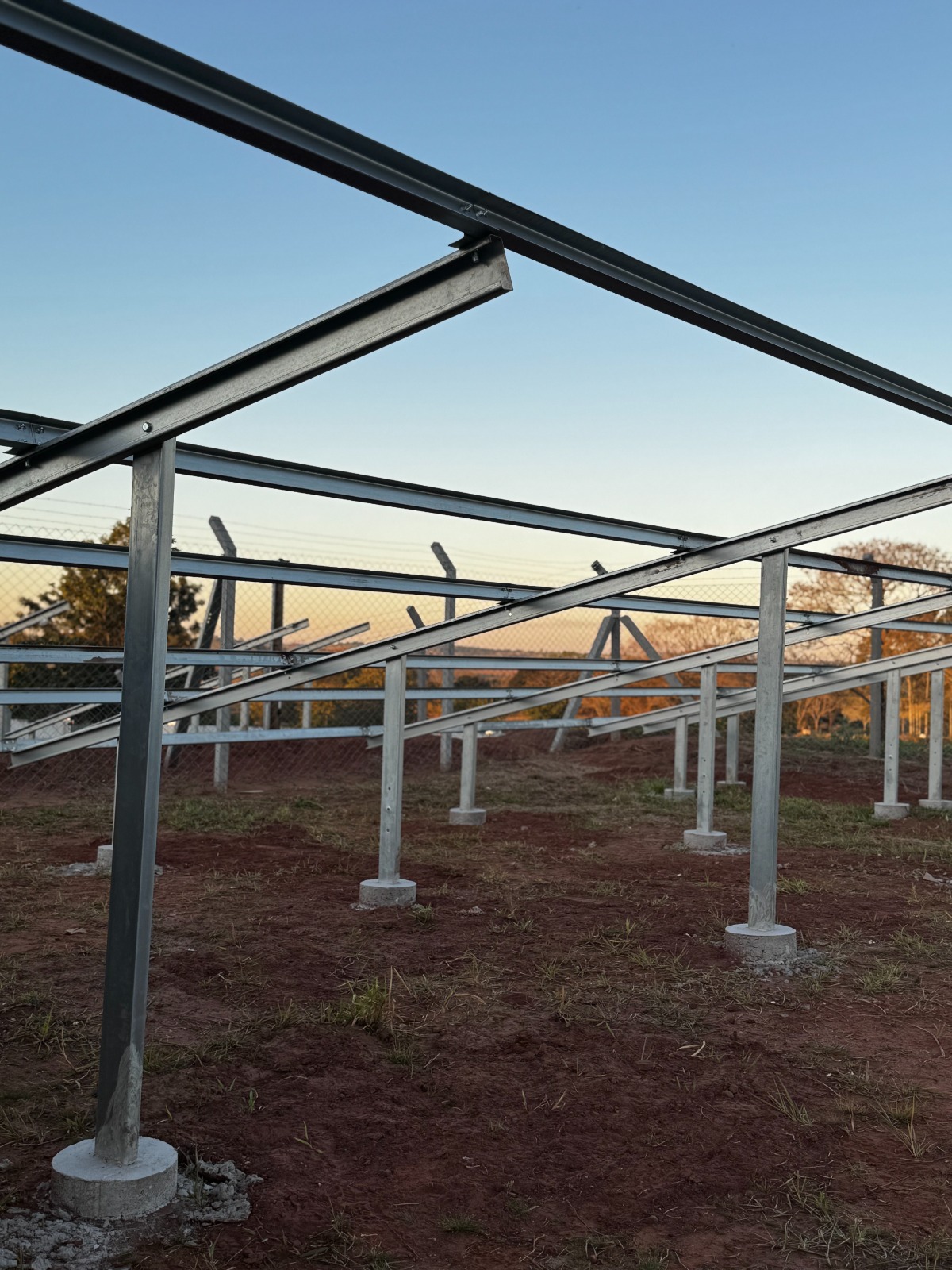 Estrutura solar instalada em campo