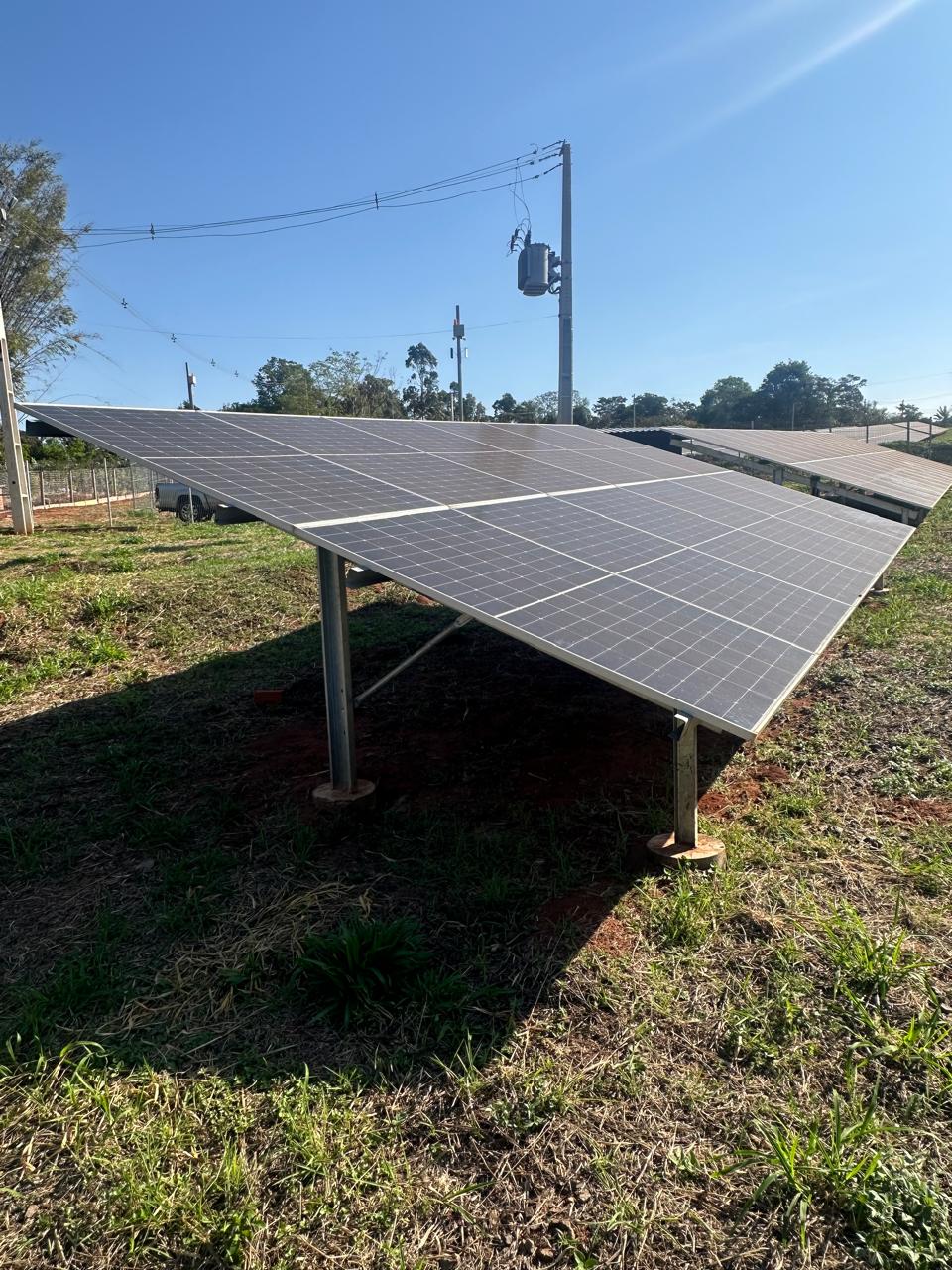 Painéis solares fixados em estrutura metálica