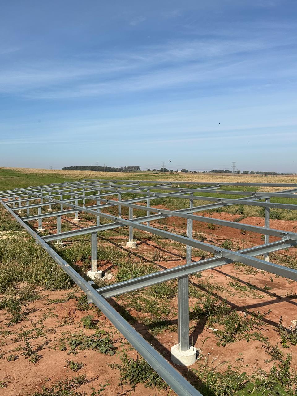 Estrutura solar em instalação